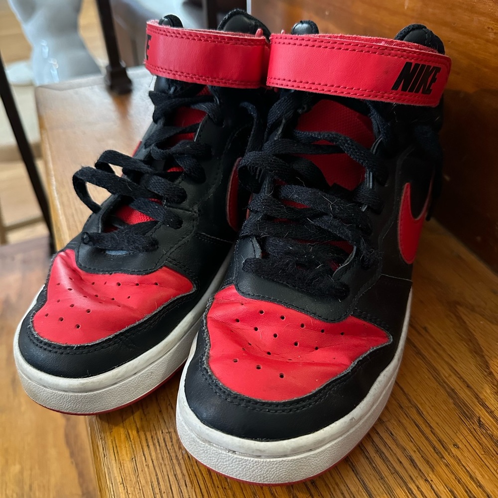 Nike kids high top court borough size 6.5